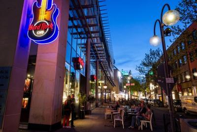 Skip the Line: Hard Rock Cafe Cologne Including Meal Skip the Line: Hard Rock Cafe Cologne Including Meal
