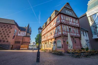Discover Hochst Old Town of Frankfurt with a Local