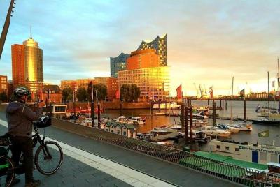 Bicycle tour Maritime Adventure World - Elbe suburbs to Blankenese Bicycle tour Maritime Adventure World - Elbe suburbs to Blankenese