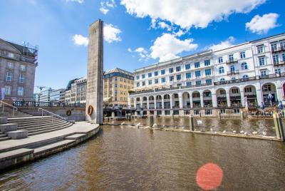 Discover Hamburg with a Local: Best Intro Tour Discover Hamburg with a Local: Best Intro Tour