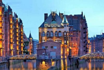 Hamburg Night Tour with a Local: Private & 100% Personalized ★★★★★ Hamburg Night Tour with a Local: Private & 100% Personalized ★★★★★