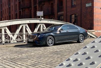 Private sightseeing tour with a luxury sedan. Private sightseeing tour with a luxury sedan.