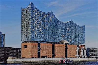 Explore Hamburg Explore Hamburg's Elbphilharmonie in a playful way - modern and individual
