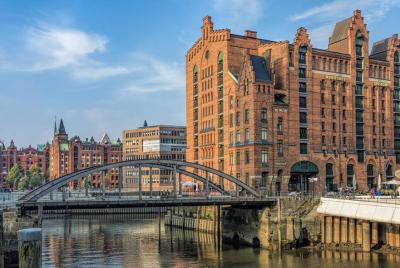 Hamburg Airport Transfers : Hamburg Airport HAM to Hamburg in Luxury Van Hamburg Airport Transfers : Hamburg Airport HAM to Hamburg in Luxury Van
