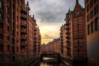 Private Round Trip Transfer: Hamburg Airport HAM to Hamburg City by Luxury Van Private Round Trip Transfer: Hamburg Airport HAM to Hamburg City by Luxury Van