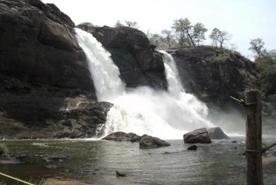 Athirapilly and Vazhachal Falls from Kochi Athirapilly and Vazhachal Falls from Kochi