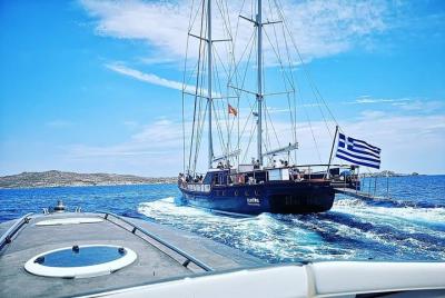 Mykonos: Superior Yacht Cruise to Rhenia Island and Guided Tour of Delos  Mykonos: Superior Yacht Cruise to Rhenia Island and Guided Tour of Delos