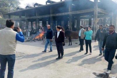 Witness the Hindu process of Cremation near Taj Mahal