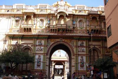 Guided Walk through Old Town Ahmedabad of Unique Pols including Private Transfer