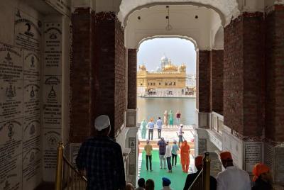Amritsar: Visit to Golden Temple & Wagah Border with Hotel pick-u Amritsar: Visit to Golden Temple & Wagah Border with Hotel pick-u