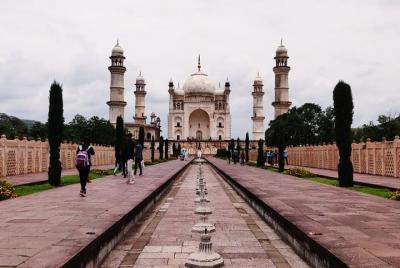 Day Excursion from Aurangabad to Ellora Caves, Bibi ka Maqbara and Panchakki