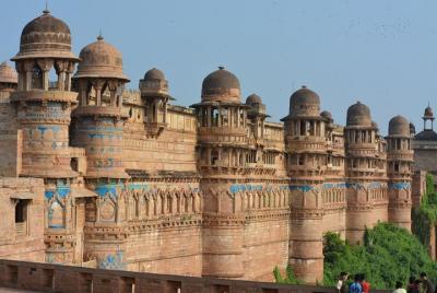 Gwalior tour with fort & beautiful palaces. Gwalior tour with fort & beautiful palaces.