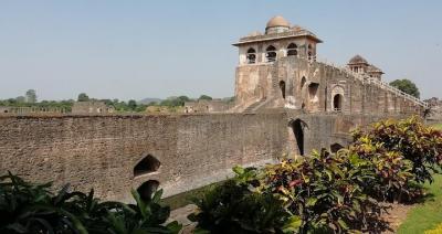 2 day tour from Mumbai to architectural wonder of Mandu