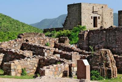 Private Custom Guided Tour: Visit to haunted Bhangarh Fort from Jaipur