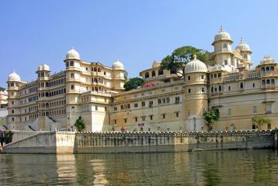 6-Day Private Sightseeing Tour of Udaipur Lakes and Desert 6-Day Private Sightseeing Tour of Udaipur Lakes and Desert