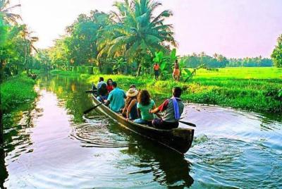 Group Tour of Quaint Kerala Including Lunch with a Family or Local Restaurant Group Tour of Quaint Kerala Including Lunch with a Family or Local Restaurant