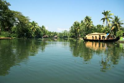 From Cochin Port: Backwaters by Houseboat & Chinese Nets From Cochin Port: Backwaters by Houseboat & Chinese Nets