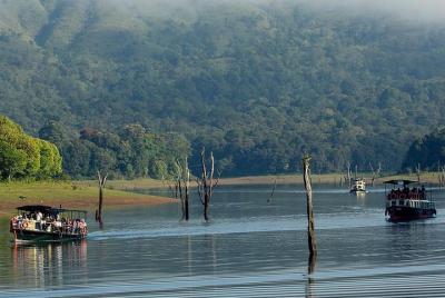 5 Days Premium Kerala Tour Package - Private Tour with Exclusive Houseboat Stay 5 Days Premium Kerala Tour Package - Private Tour with Exclusive Houseboat Stay