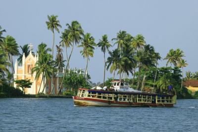 Backwaters of Kerala with Exotic Beaches Backwaters of Kerala with Exotic Beaches