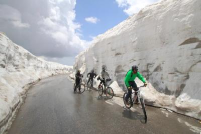 Multi-Day Trip Himalayan Cycling Expedition from Manali to Leh Multi-Day Trip Himalayan Cycling Expedition from Manali to Leh