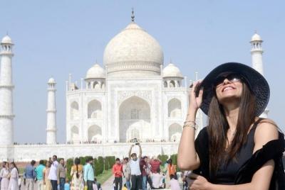 2-Day Taj Mahal Sunrise Tour from Mumbai by Round Trip Flights 2-Day Taj Mahal Sunrise Tour from Mumbai by Round Trip Flights