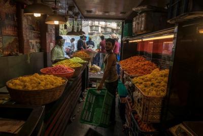 Photography Tour of Mumbai at Dawn: With spices & thieves market & transport Photography Tour of Mumbai at Dawn: With spices & thieves market & transport
