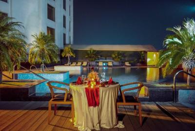Instagram Photoshoot With Romantic Dinner Date - Charming Poolside Date Instagram Photoshoot With Romantic Dinner Date - Charming Poolside Date
