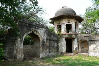 Delhi Tour with Green and Historic Talkatora Garden Delhi Tour with Green and Historic Talkatora Garden