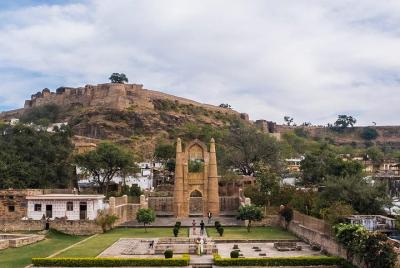 Full-Day Private Guided Chanderi Tour from Orchha with Lunch Full-Day Private Guided Chanderi Tour from Orchha with Lunch