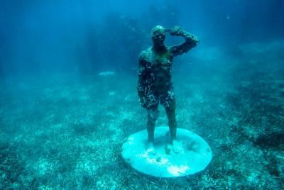 Feel the adrenaline and drive your own SPEEDBOAT in Cancun. Inclu