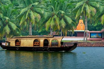Trivandrum Private Tour: Overnight Alleppey Backwaters Houseboat Cruise