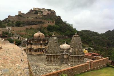 One Way Kumbhalgarh Fort and Jain Temple Tour from Udaipur to Jodhpur