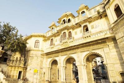 Evening Excursion: Bagore Ki Haveli & Lake Fatehsagar with Dinner