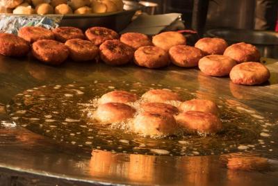 Udaipur: Street Food Crawl (2 Hours Guided Food Tasting Tour)