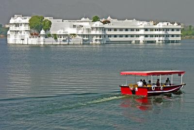 Sunset Boat Cruise on Lake Pichola in Udaipur