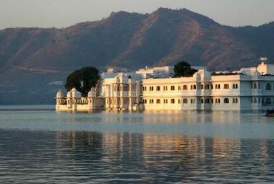Private Departure Transfer from Udaipur City to Udaipur Airport