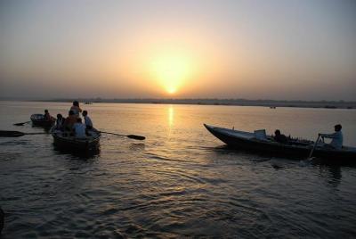 Ganges Sunrise Boat Trip: India Ganges Sunrise Boat Trip: India's Holy Mother Ganga - A Sunrise Boat Excursion