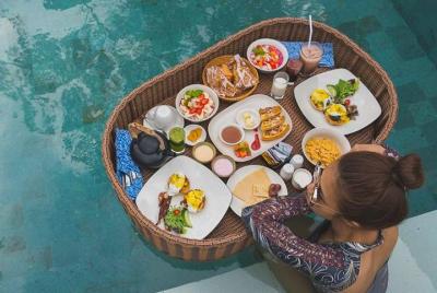 Seminyak Hype Floating Pool Breakfast with Tropical Vibes in Cafe Seminyak Hype Floating Pool Breakfast with Tropical Vibes in Cafe