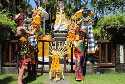 Be Balinese by Learning Making Gebogan (offering to God ) Be Balinese by Learning Making Gebogan (offering to God )