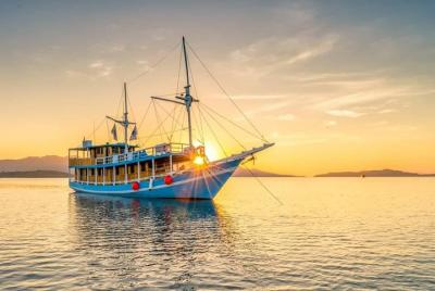 Private boat trip Komodo 2 or more person for 3 days 2 nights, Kelor, Rinca... Private boat trip Komodo 2 or more person for 3 days 2 nights, Kelor, Rinca...