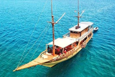 Komodo Private Tour 3D2N for 8 Persons Komodo Private Tour 3D2N for 8 Persons