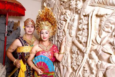 Pose in Balinese Traditional Costume (with Photo Session) Pose in Balinese Traditional Costume (with Photo Session)