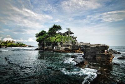 Tanah Lot Temple and Uluwatu Temple Tour with Shopping Tanah Lot Temple and Uluwatu Temple Tour with Shopping