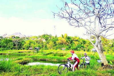 Yogyakarta Cycling Tour Around the Villages and Fish Farm Yogyakarta Cycling Tour Around the Villages and Fish Farm