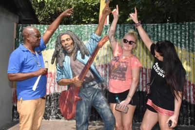 Trench Town: Birthplace of Reggae Tour from Port Royal Cruise Por