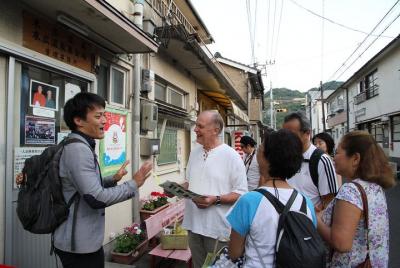 Evening Walking Tour with Local Onsen and Izakaya Dinner Experien