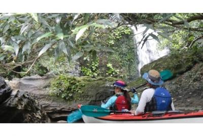 [Okinawa Iriomote Island] Let's go to see the wonderful waterfall that flows like a curtain! [Kayak trekking 1 day]