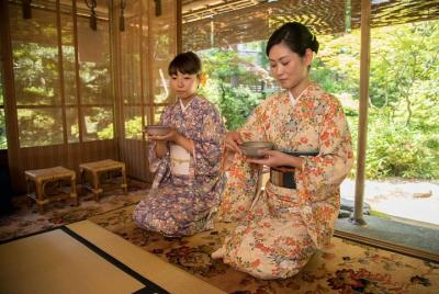 Let Let's enjoy the tea ceremony experience in kimono