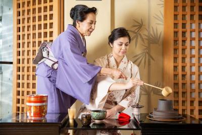 Experience Japanese culture "tea ceremony" in a full-fledged tea room wearing a simple kimono Experience Japanese culture