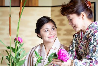 Experience Japanese culture "flower arrangement" in a Japanese-style room wearing a simple kimono Experience Japanese culture